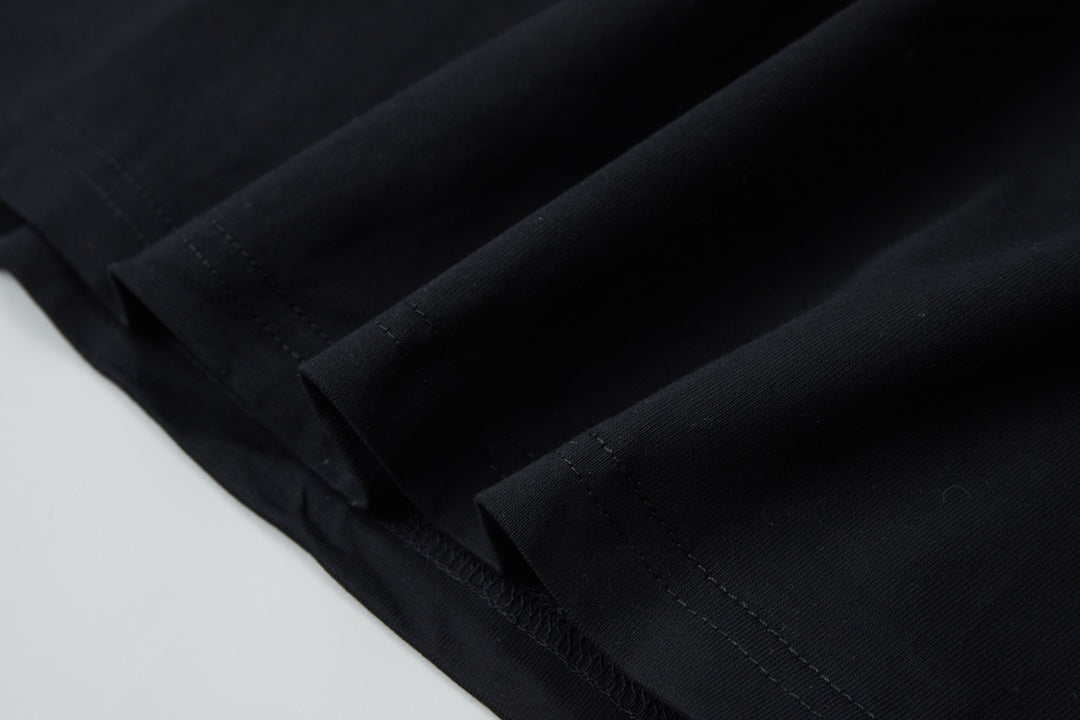 Three-dimensional leather patch T-shirt