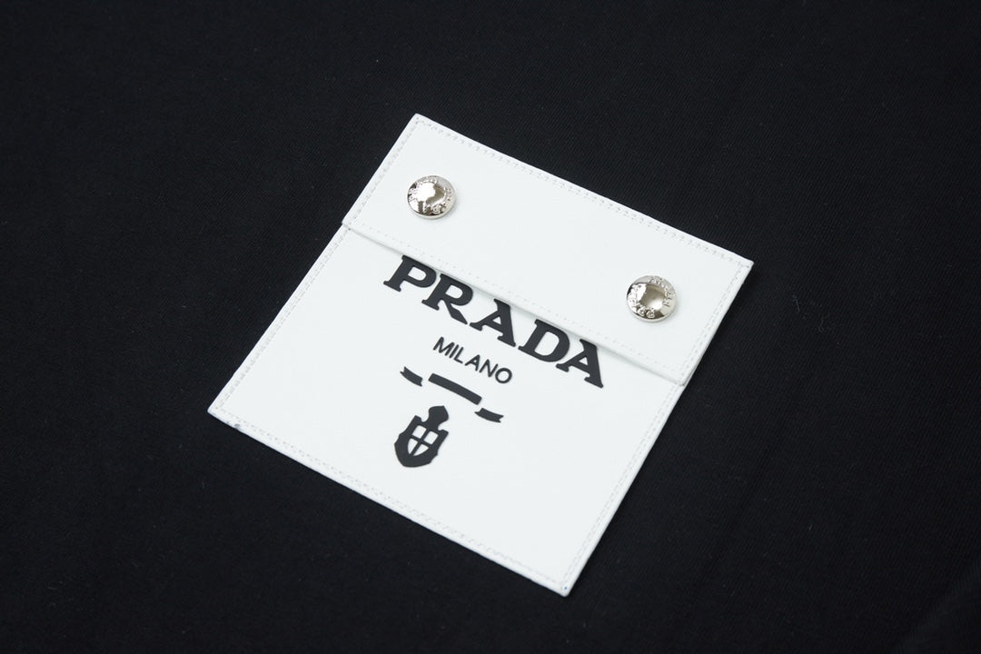 Three-dimensional leather patch T-shirt